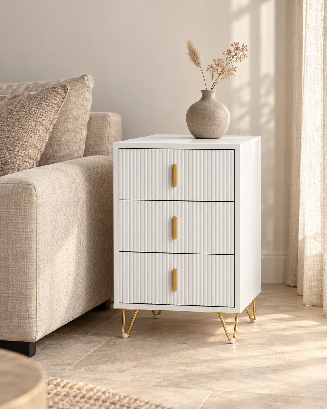 Table de chevet 3 tiroirs avec pieds dorés – 63 cm