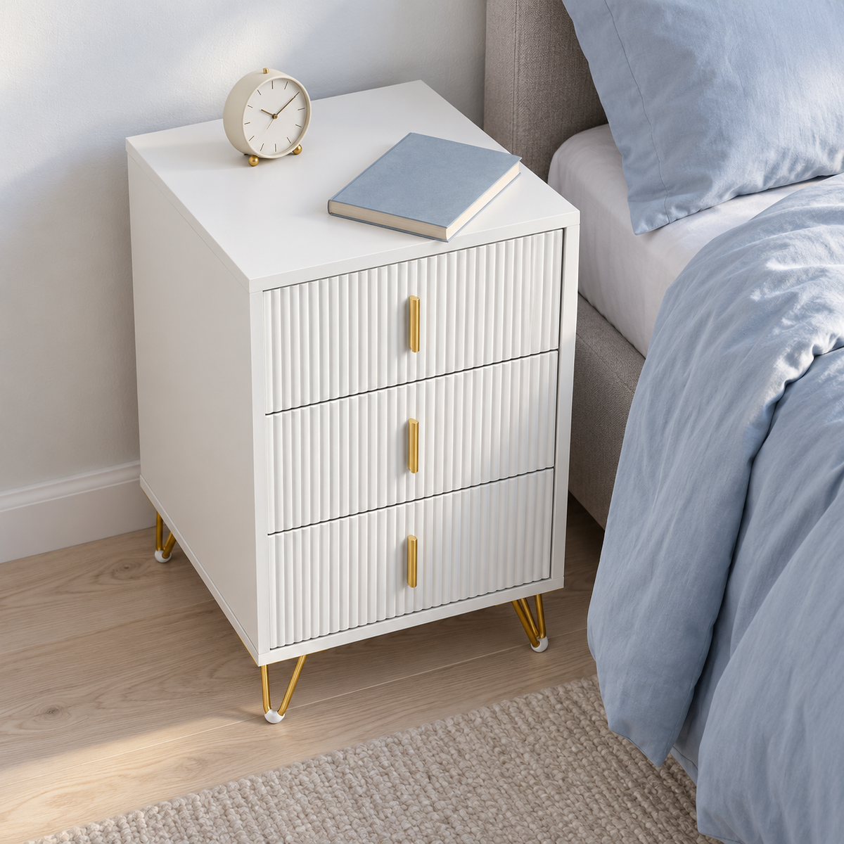 Table de chevet 3 tiroirs avec pieds dorés – 63 cm
