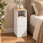 Chevet étroit blanc et effet bois dans une chambre à la décoration minérale.