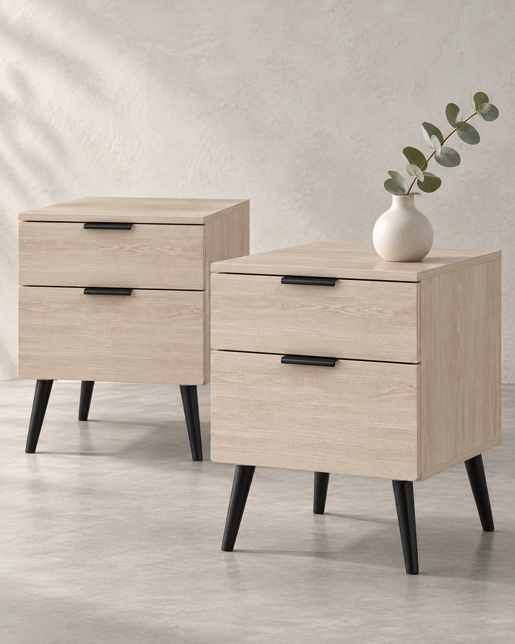 Lot de deux tables de chevet effet chêne dans une mise en scène minérale