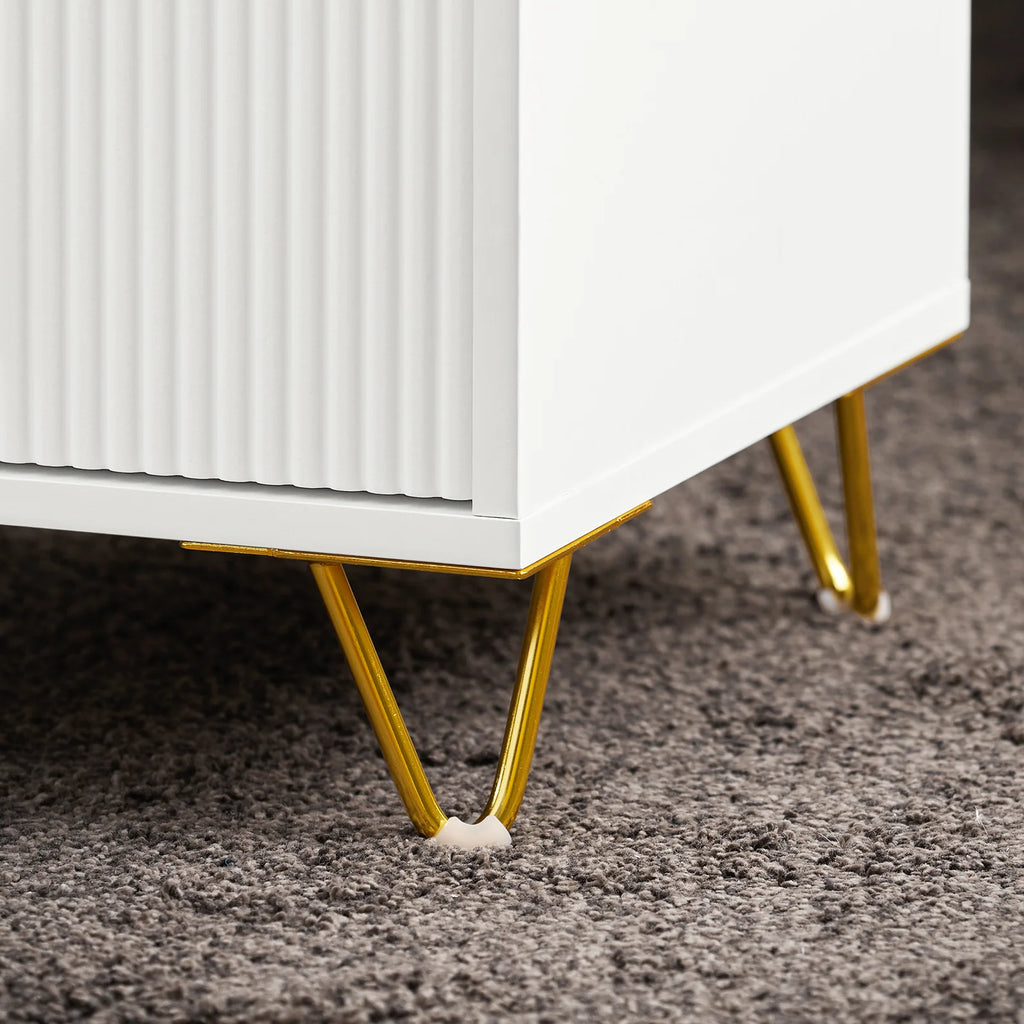 Table de chevet 3 tiroirs avec pieds dorés – 63 cm